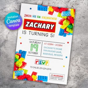 Könnte beinhalten: Eine farbenfrohe Geburtstagseinladung mit Lego-Motiv. Die Einladung ist für Zachary's 5. Geburtstagsparty. Sie enthält Datum, Uhrzeit, Ort und RSVP-Informationen. Die Einladung enthält auch einen Warnhinweis, dass es zu viel Lachen und Kuchen geben wird.
