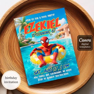 Pode incluir: Um convite de aniversário com tema Homem-Aranha, ambientado numa piscina. O texto diz "Junte-se a nós para uma festa na piscina! Ezekiel está a fazer 6 anos!" com detalhes do evento. O design inclui um anel insuflável amarelo e azul.