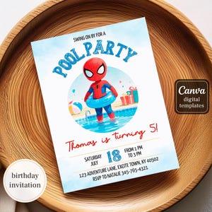 Pode incluir: Um convite de aniversário azul com o tema Homem-Aranha. O convite apresenta uma ilustração de desenho animado do Homem-Aranha numa piscina, com o texto "POOL PARTY". O convite inclui detalhes da festa.