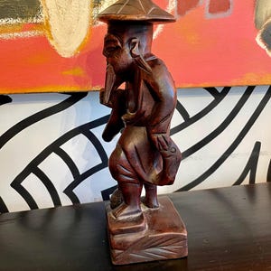 Handgeschnitzte bärtige Wandermann-Statuette