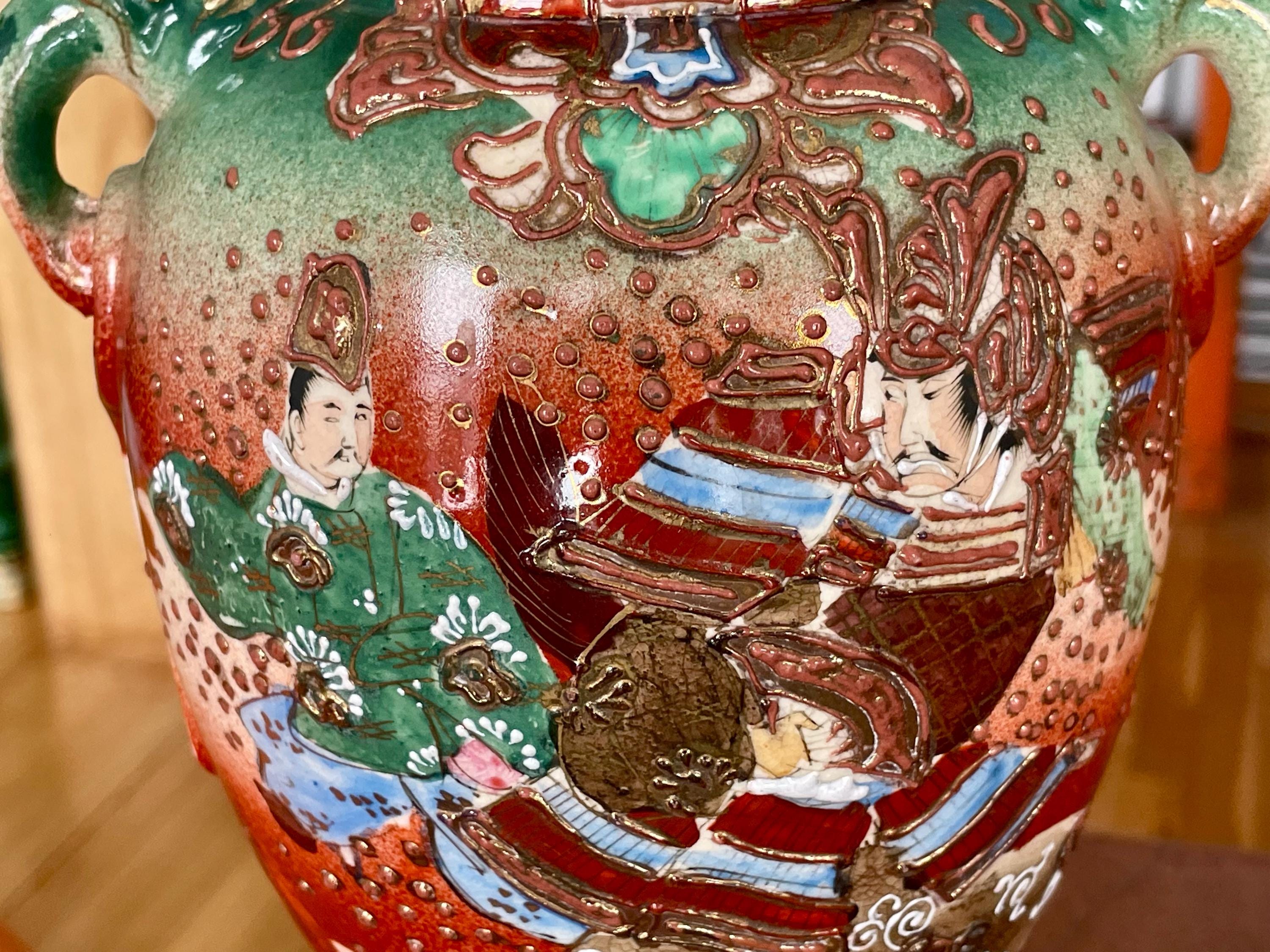 ヴィンテージ手描き陶器花瓶：赤、緑、戦士、花のモチーフ - Etsy 日本