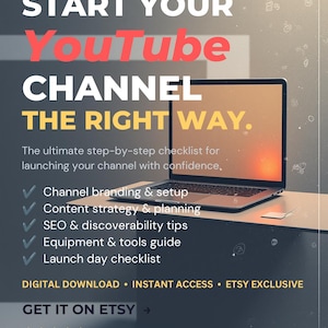 Puede incluir: Una guía de descarga digital titulada START YOUR YouTube CHANNEL THE RIGHT WAY con un portátil sobre un escritorio. El texto incluye una lista de verificación paso a paso para branding, estrategia de contenido, SEO y lanzamiento.