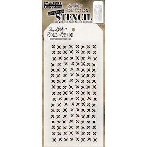 Puede incluir: Un esténcil de capas blanco con un patrón de punto de cruz marrón. El esténcil tiene formas de cruz marrones. La parte superior del esténcil tiene el texto "STAMPERS ANONYMOUS" y "STENCIL". La parte inferior tiene el texto "Din Holly COLLECTION".