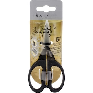 Puede incluir: Tijeras mini negras de 12,5 cm con cuchillas microdentadas, empaquetadas en un fondo dorado y negro con el texto "Jim Holtz" y "Mini-Snips" en negro.