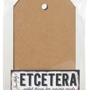 Könnte beinhalten: Eine Packung brauner Thickboard-Tags mit verstärktem Loch, ideal zum Basteln. Das Paket enthält 5 Tags und 5 Verstärker. Auf dem Etikett steht "Etcetera...artful things for curious minds" und "Stampers Anonymous".