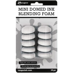 Puede incluir: Un paquete de 10 almohadillas de espuma de mezcla de tinta blancas y abovedadas. El paquete está etiquetado como "Ranger Mini Domed Ink Blending Foam" y "10 pc".