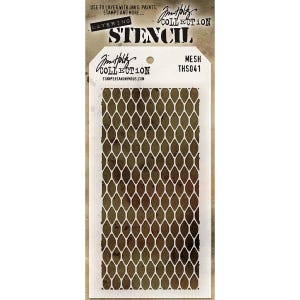 Puede incluir: Un esténcil de la colección Tim Holtz, con un diseño de malla. El esténcil es blanco con un fondo marrón e incluye el texto "STENCIL" y "MESH THS041". Está diseñado para superponerse con tintas, pinturas, sellos y más.