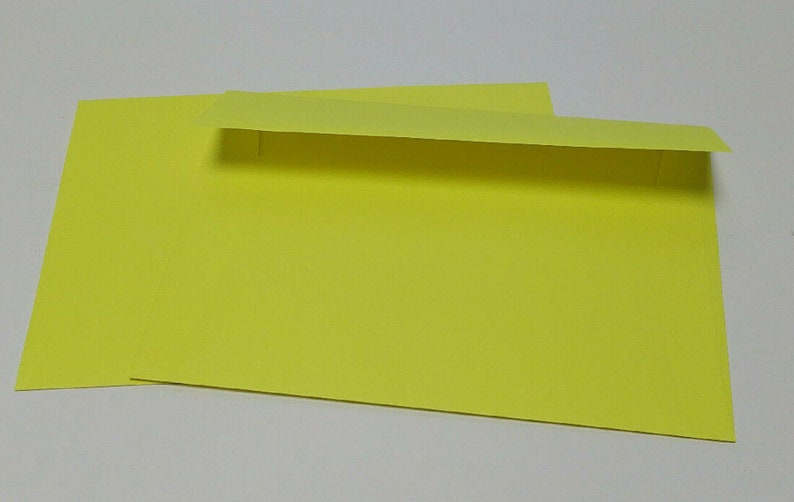 PE30 25 pc. Color Envelopes A7 60 lb. 5 1/4 x 7 1/4 13.34cm x 18.42cm Lemon Yellow