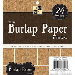 Puede incluir: Un paquete de papel de arpillera con el texto "The Burlap Paper Stack". El paquete contiene 24 hojas de papel de arpillera de 15 cm x 15 cm. El papel no contiene ácido. El paquete es marrón y beige.