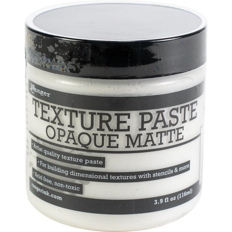 Puede incluir: Un frasco de pl&aacute;stico blanco de pasta de textura Ranger Opaque Matte con una tapa negra de rosca. La etiqueta presenta texto negro sobre fondo blanco, indicando el nombre del producto, calidad art&iacute;stica y un volumen de 116 ml al frente.