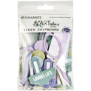 Könnte beinhalten: Eine Packung mit 61 Chipboard-Formen in verschiedenen Farben und Designs. Die Packung ist mit "ARToptions VIKEN CHIPBOARD SET" beschriftet und enthält Formen wie Kreise, Ovale und Rechtecke. Einige der Formen haben Wörter darauf gedruckt, wie z. B. "LOVING LIFE" und "AN ORDINARY DAY".