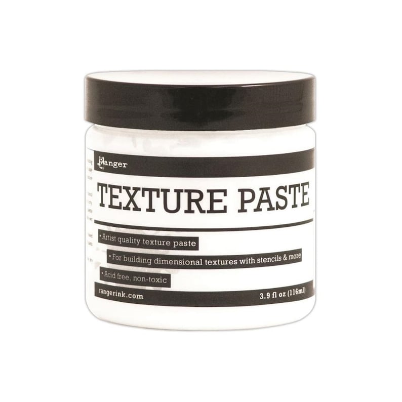 Puede incluir: Un frasco de pl&aacute;stico blanco con tapa negra de rosca que contiene pasta de textura. La etiqueta presenta el texto Ranger, TEXTURE PASTE, Artist quality texture paste, For building dimensional textures with stencils & more, Acid free, non-toxic, rangerink.com y 3.9 fl oz (116ml).