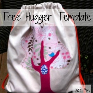 Puede incluir: Una bolsa de cordón blanco con un diseño floral rosa y verde y una aplicación de árbol rosa. La bolsa tiene cordones naranjas y el texto "Tree Hugger Template" y "pdf file" están impresos en la bolsa.