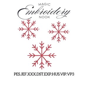 Op de afbeelding: Witte achtergrond met drie rode sneeuwvlokborduurontwerpen. De tekst "MAGIC Embroidery NOOK" staat bovenaan en de bestandstypen staan onderaan: PES.JEF.XXX.DST.EXP.HUS.VIP.VP3. Deze ontwerpen zijn geschikt voor borduurprojecten.