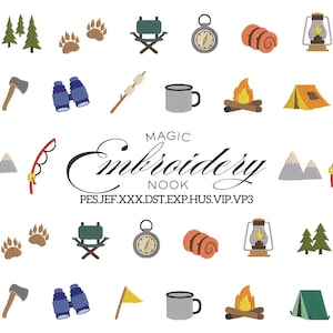 Op de afbeelding: Een verzameling borduurontwerpen met kampeerthema. Bevat afbeeldingen van een tent, kampvuur, kompas, lantaarn, verrekijker, bomen, berenpootafdrukken en een hengel. De tekst "MAGIC Embroidery NOOK" is ook aanwezig.