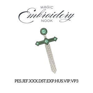 Op de afbeelding: Een borduurontwerp van een zwaard met een zilverkleurig lemmet en een donkergroene pareerstang met lichtgroene accenten. De tekst MAGIC Embroidery NOOK staat erboven en PES.JEF.XXX.DST.EXP.HUS.VIP.VP3 staat onder de zwaardafbeelding.