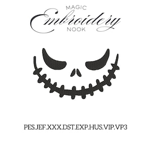 Op de afbeelding: Zwart geborduurd ontwerp van een grijnzend schedelgezicht, met gebogen wenkbrauwen en een gezaagde mond. De tekst "MAGIC Embroidery NOOK" staat boven de schedel. Daaronder de bestandstypen: PES.JEF.XXX.DST.EXP.HUS.VIP.VP3.
