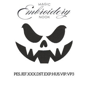 Op de afbeelding: Zwart geborduurd pompoengezichtontwerp met een dreigende uitdrukking. Het ontwerp bevat schuine wenkbrauwen, een driehoekige neus en gekartelde tanden. De tekst "MAGIC Embroidery NOOK" staat boven het ontwerp.