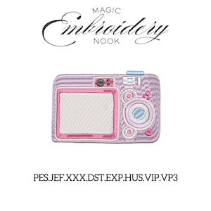 Söt broderidesign för digitalkamera med kokett pastellestetik. Kawaii Y2K-inspirerad pek-och-skjut-kamera för modeaccessoarer.