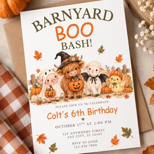 Pode incluir: Um cartão de convite de aniversário retangular com o texto BARNYARD BOO BASH! e ilustrações de um porco fantasma, uma vaca highland bruxa, um cordeiro com asas de morcego e um pintinho com chapéu de abóbora, todos segurando lanternas.