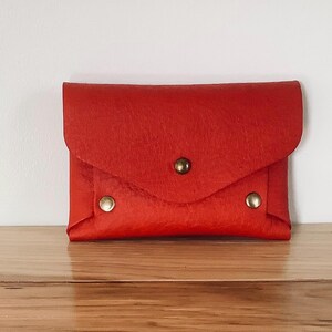 BRIGHT RED Karten- und Geldscheintasche aus Leder. Origami handgefertigt Pflanzlich gegerbtes Leder. Butterweiches Rindsleder in rot.Origami minimalistisches Design.
