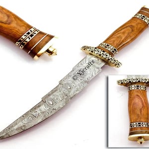 Puede incluir: Un cuchillo de caza de acero Damasco con una hoja curva y un mango de madera con detalles de latón. El mango tiene un patrón decorativo y la hoja está grabada con la palabra "Yicraftz".