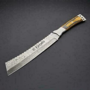 Puede incluir: Un cuchillo largo, plateado, dentado con un mango de madera. El mango es de madera oscura con detalles de madera clara. La hoja tiene un patrón de Damasco. El cuchillo está sobre un fondo negro. ©Yjcraftz