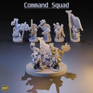 Może przedstawiać: Zbiór białych miniaturowych figurek przedstawiających oddział dowodzenia. Postacie są pozowane z bronią i sztandarami i ustawione na okrągłej podstawie. Tekst "Command Squad" jest wyświetlany nad figurkami.