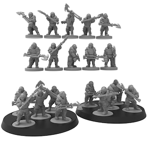 Puede incluir: Un conjunto de 15 figuras en miniatura de plástico gris de guerreros que sostienen hachas y espadas. Las figuras están de pie sobre bases redondas.