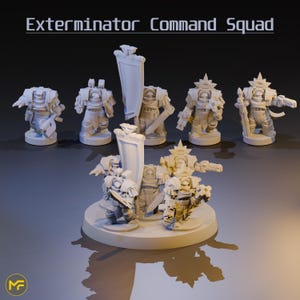 Może przedstawiać: Grupa białych miniaturowych figurek, prawdopodobnie do gier stołowych, ustawiona na okrągłej podstawie. Figurki przedstawiają opancerzone postacie, niektóre trzymające broń i tarcze. Widoczny jest tekst "Exterminator Command Squad".