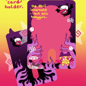 Puede incluir: Portatarjetas fotográfico con temática de diablo. El diseño presenta una combinación de colores rosa y morado con ilustraciones de dibujos animados de diablos, llamas y calaveras. El texto incluye "the devil incarnate...but still babygirl."