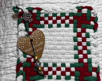 Agarradera de algodón tejida a mano en rojo, verde y blanco: decoración de cocina rústica.