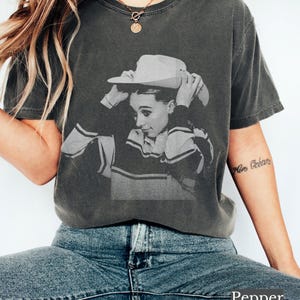 Vintage Paige Bueckers cowboyhoed sport jersey shirt dames basketbal, iconische foto cowgirl vleugels cadeau, retro Dallas fan T-shirt, western