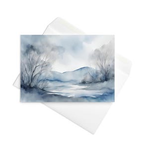 Könnte beinhalten: Ein Aquarellbild einer nebeligen Landschaft mit zwei Bäumen im Vordergrund und einem Fluss, der sich durch die Szene schlängelt. Der Himmel ist in einem sanften Blau gehalten und die Hügel in einem gedämpften Grau.