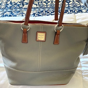 Bolso bohemio de cuero con textura de guijarros y hongos de Dooney & Bourke. Hermoso bolso de cuero suave en gris cemento y marrón. Bolso de mano vintage EVC.