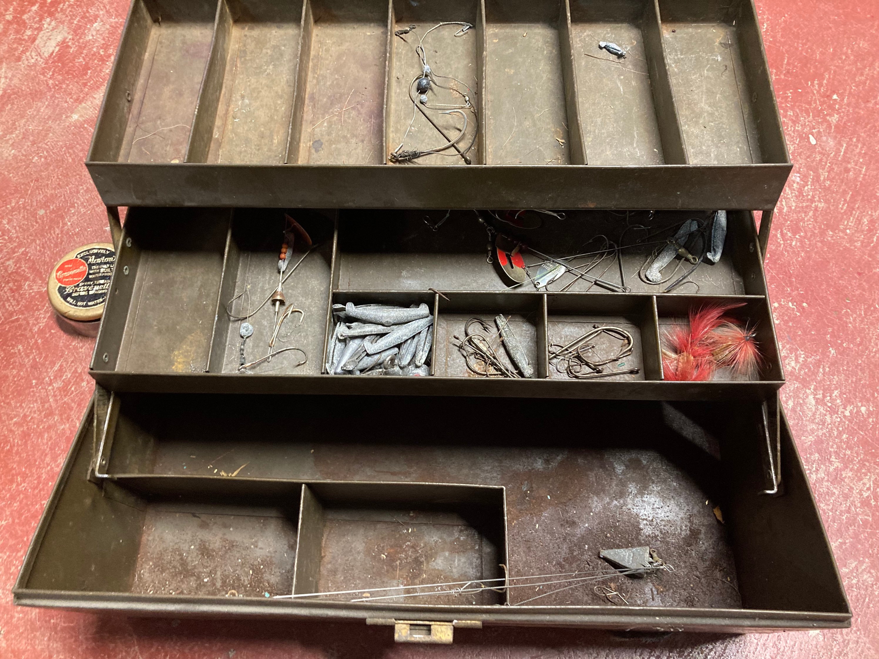 Lot - Vintage c. 1930 Metal Kennedy Fishing Tackle Box w/ Lures, Reels,  Etc.. (Pflueger, Shakespeare, Etc..)