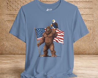 Maglietta con aquila Sasquatch, Bigfoot americano patriottico, maglietta con bandiera degli Stati Uniti che beve birra
