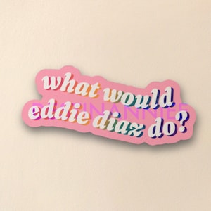 Peut inclure: Un autocollant découpé avec un fond rose portant le texte "what would eddie diaz do?" dans une police blanche de style rétro avec un effet d'ombre portée bleu foncé et orange. Le lettrage est disposé sur deux lignes avec une forme ondulée.