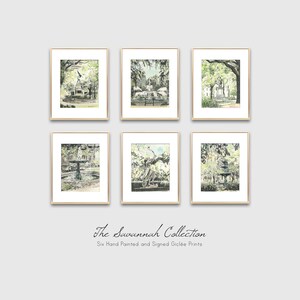 Puede incluir: Seis acuarelas enmarcadas de escenas de Savannah, Georgia. Cada pintura presenta una vista diferente de la arquitectura hist&oacute;rica de la ciudad y la exuberante vegetaci&oacute;n. Las pinturas se titulan "The Savannah Collection" y son impresiones gicl&eacute;e pintadas a mano y firmadas.