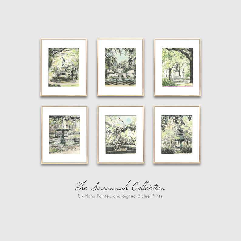 Puede incluir: Seis acuarelas enmarcadas de escenas de Savannah, Georgia. Cada pintura presenta una vista diferente de la arquitectura hist&oacute;rica de la ciudad y la exuberante vegetaci&oacute;n. Las pinturas se titulan "The Savannah Collection" y son impresiones gicl&eacute;e pintadas a mano y firmadas.