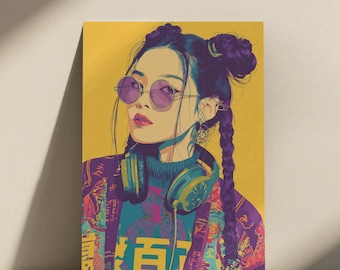 Może przedstawiać: Grafika w stylu pop-art przedstawiająca kobietę z fioletowymi okularami przeciwsłonecznymi, słuchawkami i kolorową kurtką. Grafika ma żółte tło i tekst w obcym języku. Kobieta ma włosy spięte w dwa koki i długi warkocz.