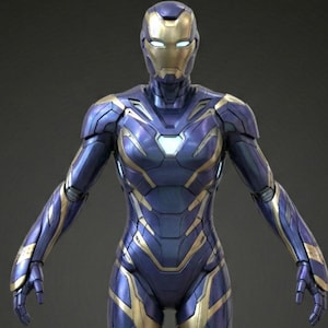 Puede incluir: Un traje blindado azul y dorado con casco. El traje tiene detalles dorados en los brazos, las piernas y el pecho. El casco tiene una placa dorada y una luz blanca en el centro del pecho.