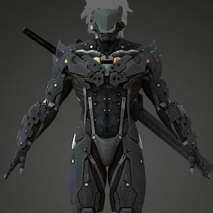 Puede incluir: Imagen de cuerpo entero de una figura robótica futurista con un traje blindado gris oscuro y negro. La figura tiene un casco, una espada katana en la espalda y detalles dorados. La pose es erguida con los brazos extendidos.