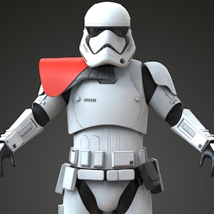 Peut inclure: Image en pied d'une armure de Stormtrooper blanche avec des détails noirs. Le casque a une visière noire distinctive. Une épaulette rouge est visible sur l'épaule gauche. La combinaison comprend une ceinture utilitaire et un étui. La figurine se dresse sur un fond sombre.