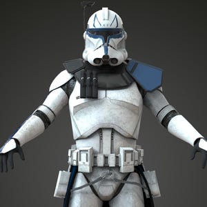 Puede incluir: Imagen de cuerpo entero de una figura blindada blanca y azul. La figura tiene un casco con detalles azules, una pieza negra en el cuello y un cinturón utilitario. La armadura incluye hombreras y rodilleras. La figura está de pie con los brazos extendidos.