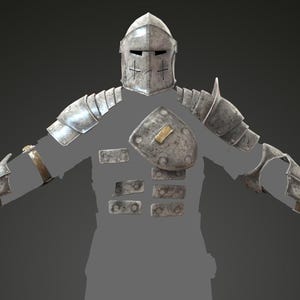 Op de afbeelding: Een volledig middeleeuws harnas, bestaande uit een helm, borstplaat, schouderbeschermers en arm- en beenbescherming. Het harnas is voornamelijk zilverkleurig met verouderde details en kruissymbolen op de helm.