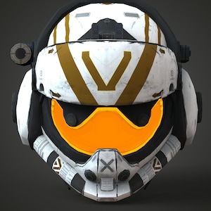 Puede incluir: Casco blanco y negro con detalles dorados y visera naranja. El casco tiene un diseño en forma de V y probablemente sea para un tema futurista o de ciencia ficción.