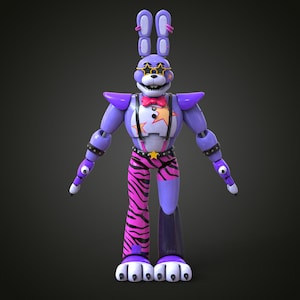 Puede incluir: Una figura de conejo robótico morado y blanco con pajarita roja, gafas en forma de estrella y pantalones con estampado de cebra. La figura tiene un cinturón negro con hebilla de estrella dorada y tirantes negros. La figura tiene un pecho blanco con diseño de estrella.