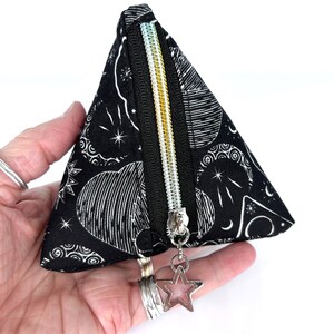 Dnd dice bag, D4 triangle pouch Dice Bag with metal star zipper pull, organic cotton fabric, for role playing games. Gift for dnd player.