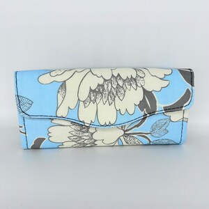 Monedero grande con diseño floral, cartera tipo sobre hecha a mano, hermosa tela 100% algodón en color azul y crema, cuenta con compartimento con cierre de cremallera, bolsillos y 12 ranuras para tarjetas.